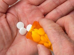 Nệm Ngủ Ngon - Uống thuốc ngủ có hại không? 8 tác hại nguy hiểm bạn cần biết