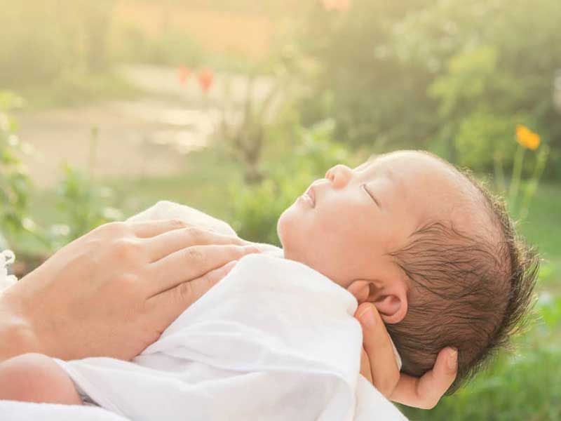 Nệm Ngủ Ngon - Tắm nắng cho em bé sơ sinh có thực sự cần thiết?