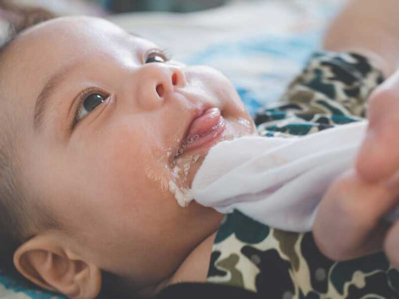 Nệm Ngủ Ngon - Bé bị nôn trớ nhiều có sao không?