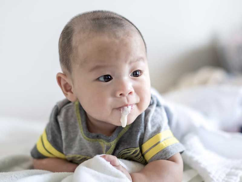 Nệm Ngủ Ngon - Bé bị nôn trớ nhiều có sao không?